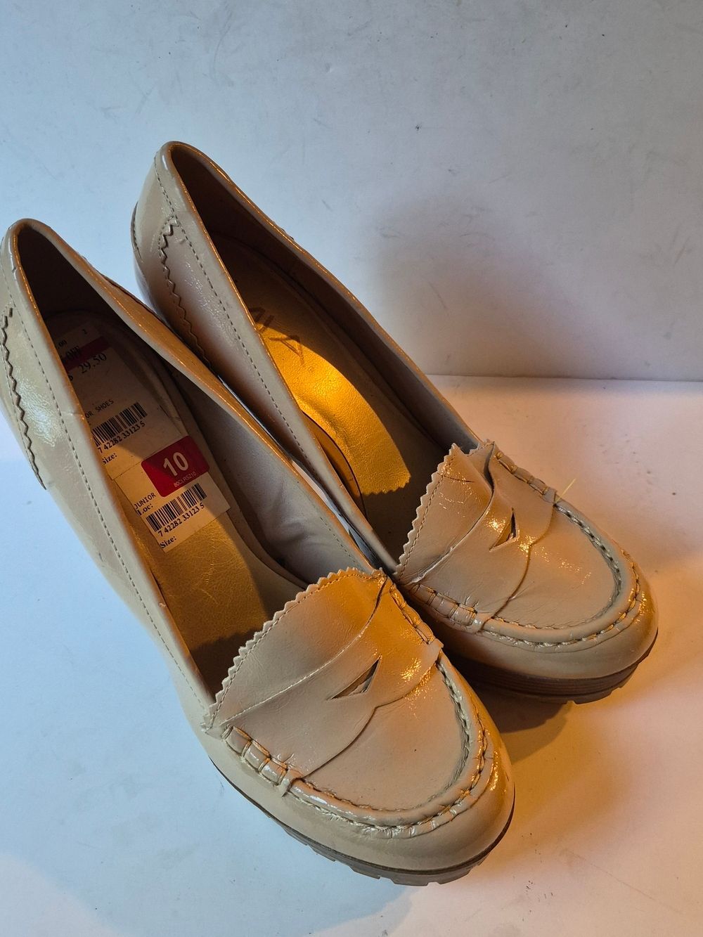 New MIA Cream Patent Loafer Pump Heels- 10